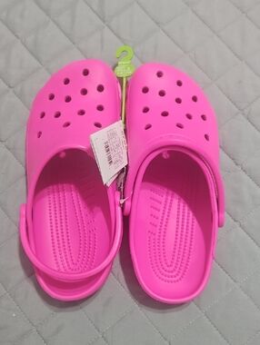 CROCS  Classic Clog in Hot Pink